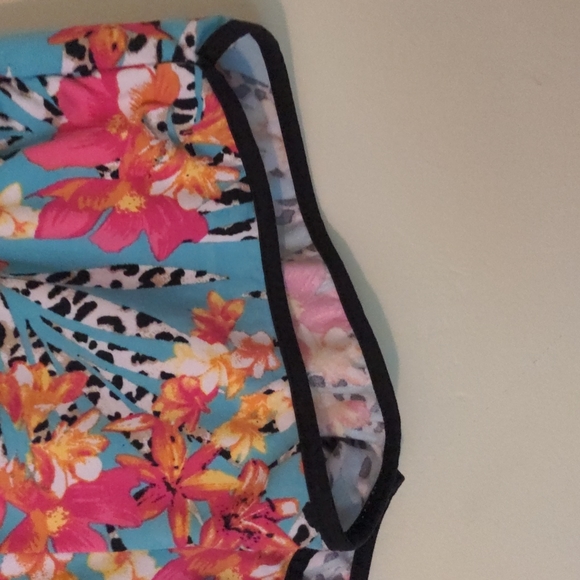 NOBO, Shorts w Blue and Pink Floral Design, Size L/G (11-13) - Picture 6 of 12